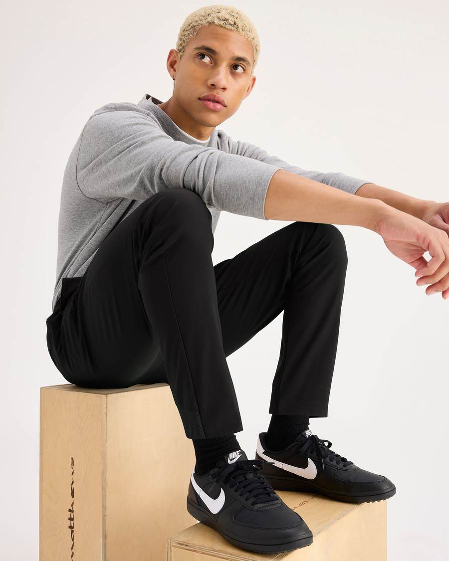 View of model wearing Beautiful Black Jogger Go, fit slim avec Airweave.