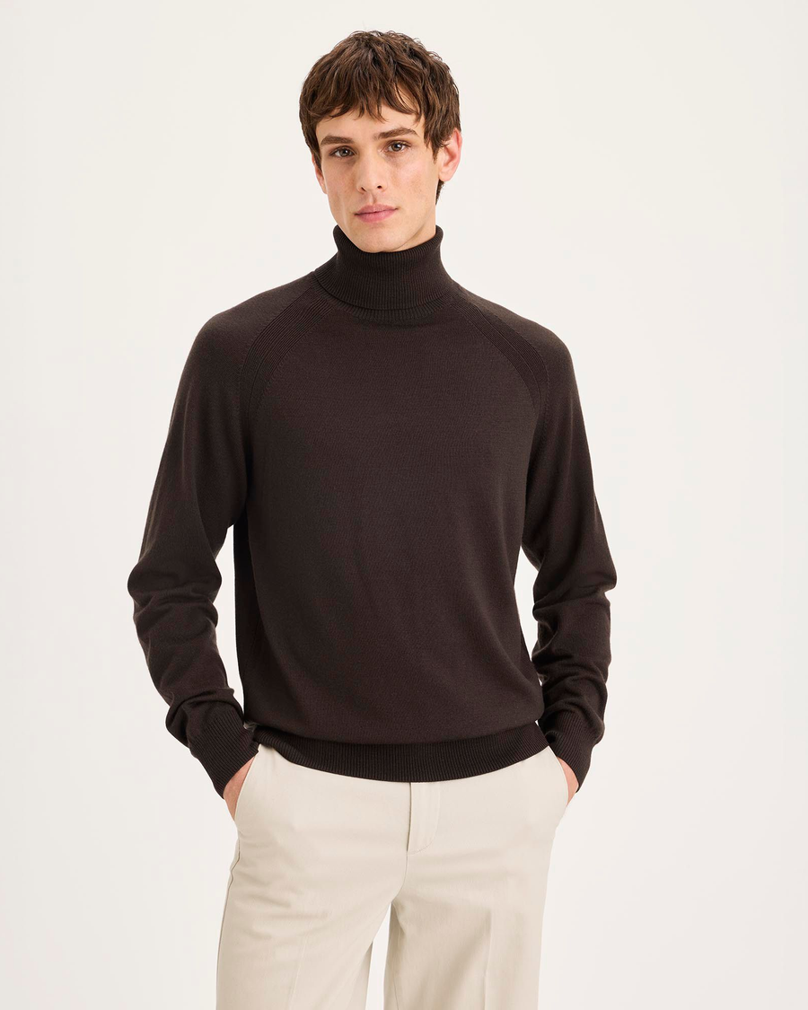 Front view of model wearing Mole Turtleneck Sweater, Regular Fit.
