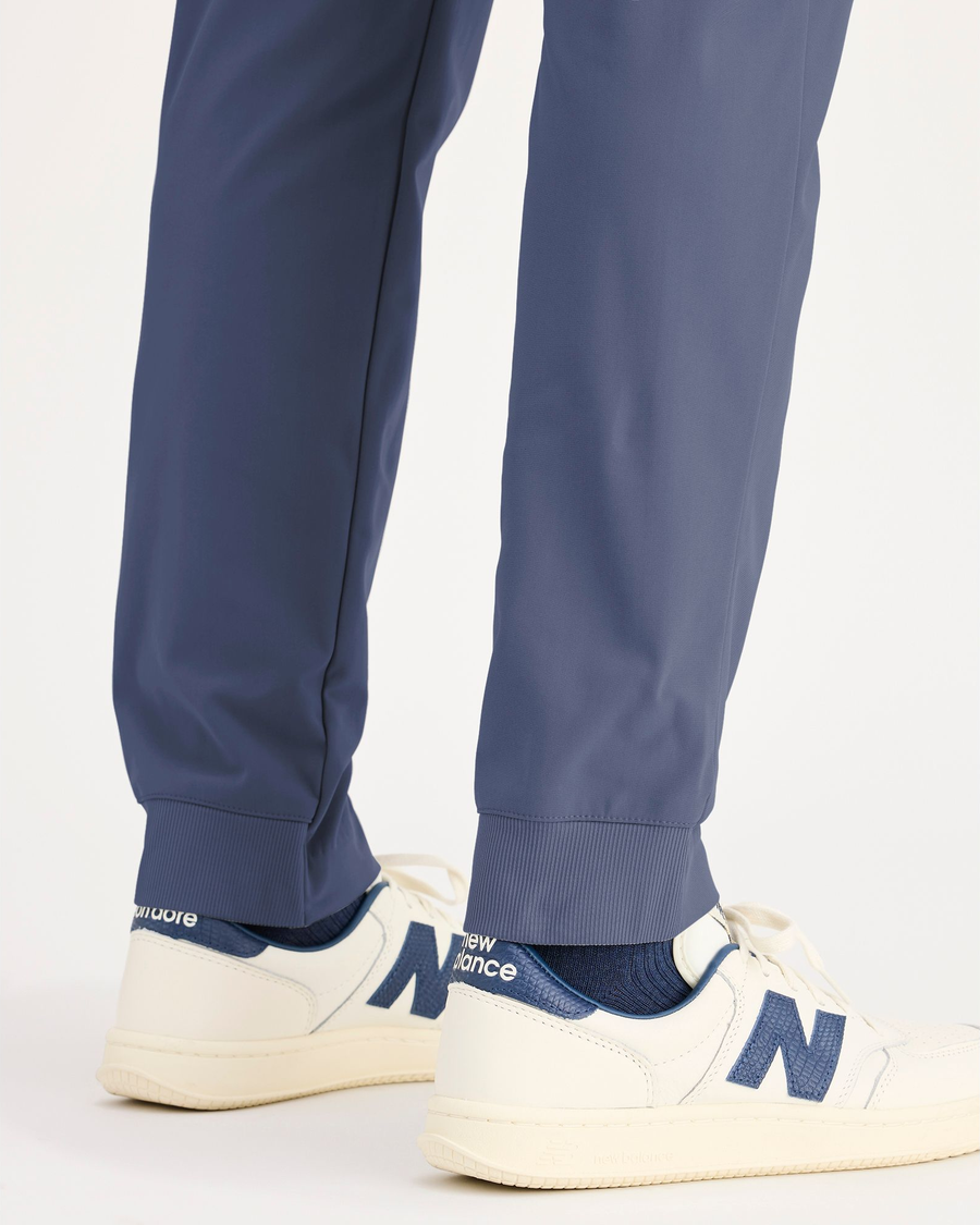 View of model wearing Ombre Blue Jogger Go, fit slim avec Airweave.