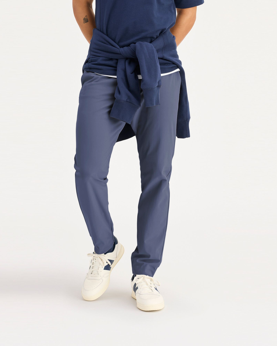 Front view of model wearing Ombre Blue Jogger Go, fit slim avec Airweave.