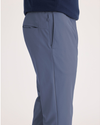 Side view of model wearing Ombre Blue Jogger Go, fit slim avec Airweave.