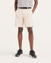 Front view of model wearing Sahara Khaki Short chino Go, fit straight avec Airweave.