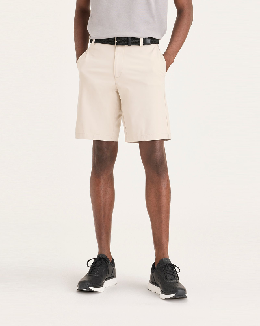 Front view of model wearing Sahara Khaki Short chino Go, fit straight avec Airweave.